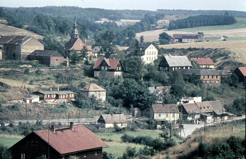 001 (5).jpg - Ortsansicht mit Kirche und Schule